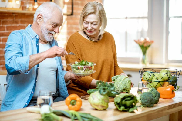 cheerful-senior-couple-eating-healthy